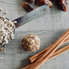 Charger l'image dans la galerie, Boule d'énergie aux dattes et tournesols accompagnée des ingrédients