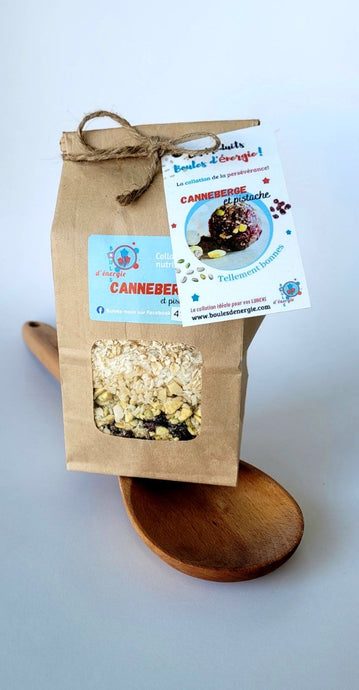 Mélange rapide pour faire des boules d'énergie à la maison. Un savoureux moment de plaisir en famille ou en groupe d'amis. Recette facile, en 3 étapes, fournie au verso du petit carton.